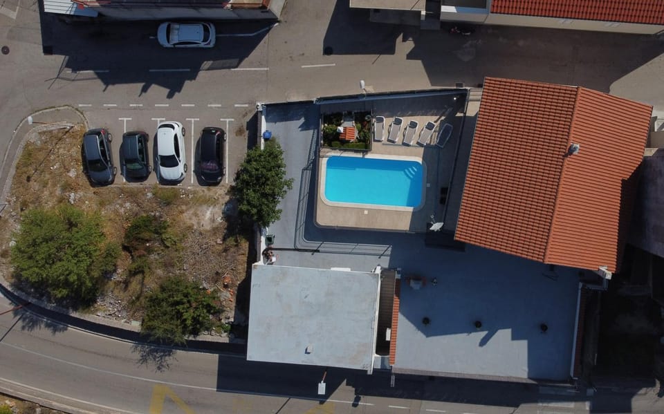 Property building, Neighbourhood, Bird's eye view, Street view, Swimming pool, Location
