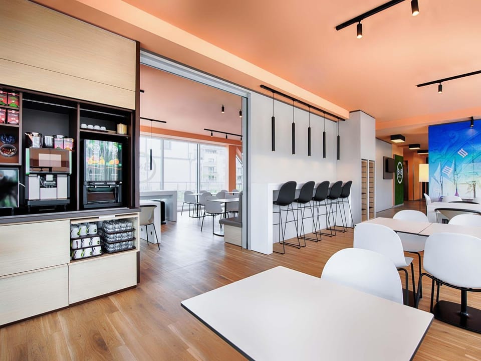 Photo of the whole room, Breakfast