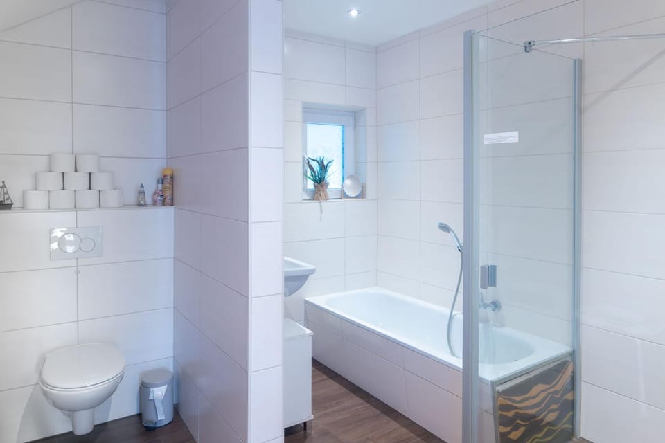 Shower, Toilet, Bathroom, Bath