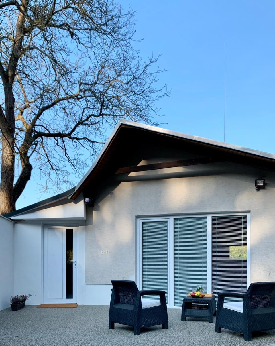 Property building, Patio, Facade/entrance