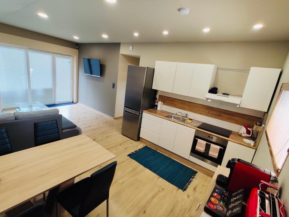 Kitchen or kitchenette, Dining area