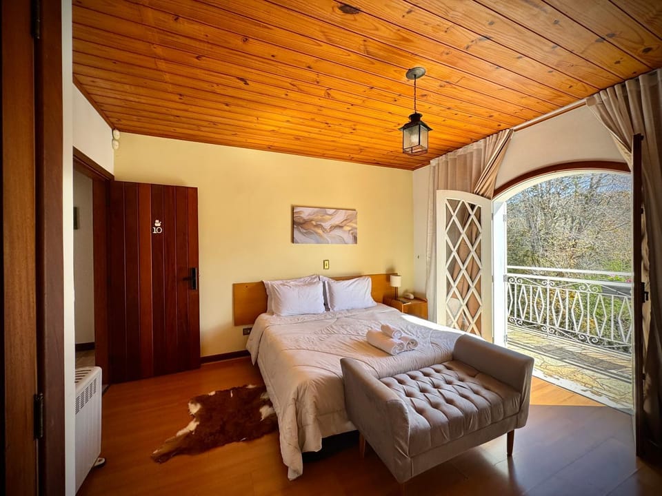 Bed, Natural landscape, View (from property/room), Balcony/Terrace, Photo of the whole room, Bedroom, towels