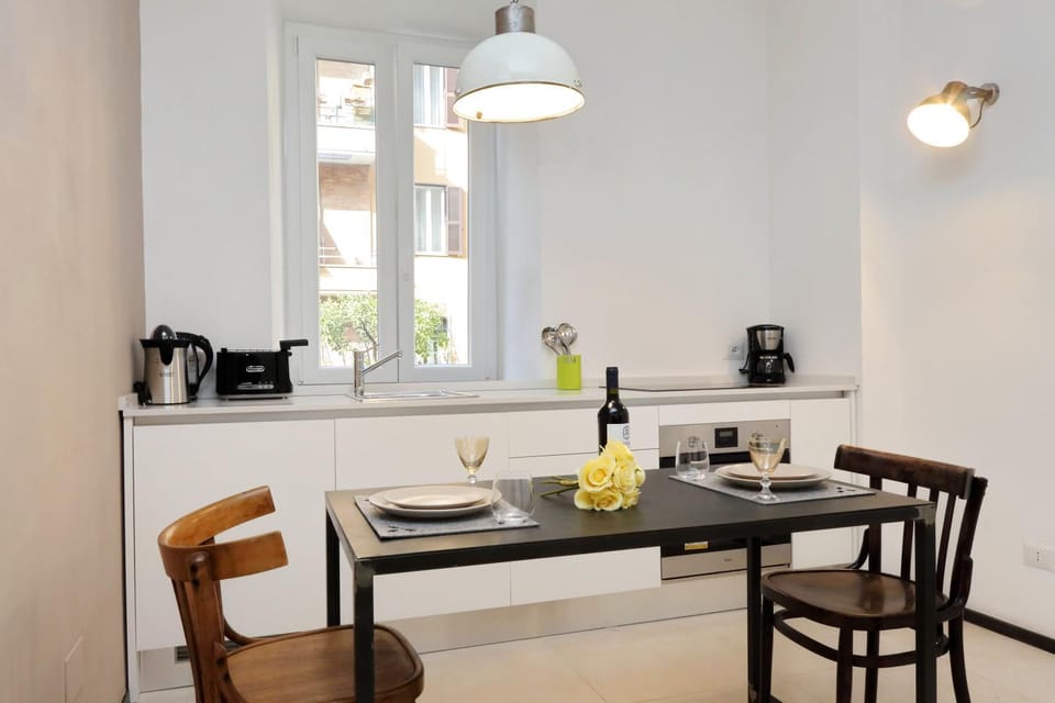 Kitchen or kitchenette, Dining area