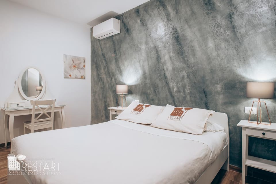 Bed, Photo of the whole room, Bedroom, air conditioner