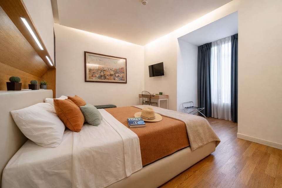 Bed, TV and multimedia, Photo of the whole room, Bedroom, towels