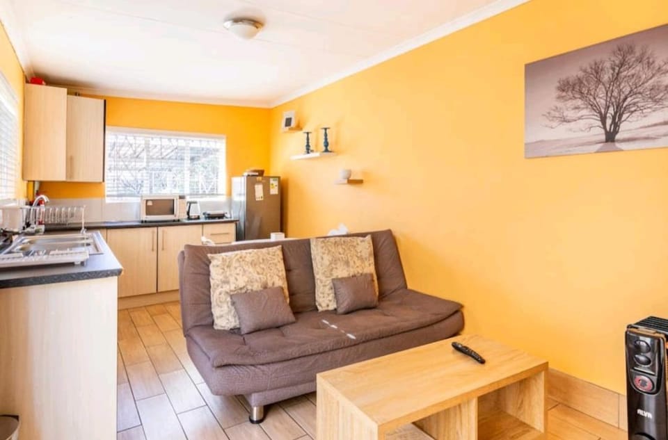 Lovely Linden Cottage with Solar Inverter Apartment in Johannesburg