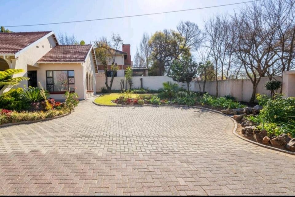 Lovely Linden Cottage with Solar Inverter Apartment in Johannesburg