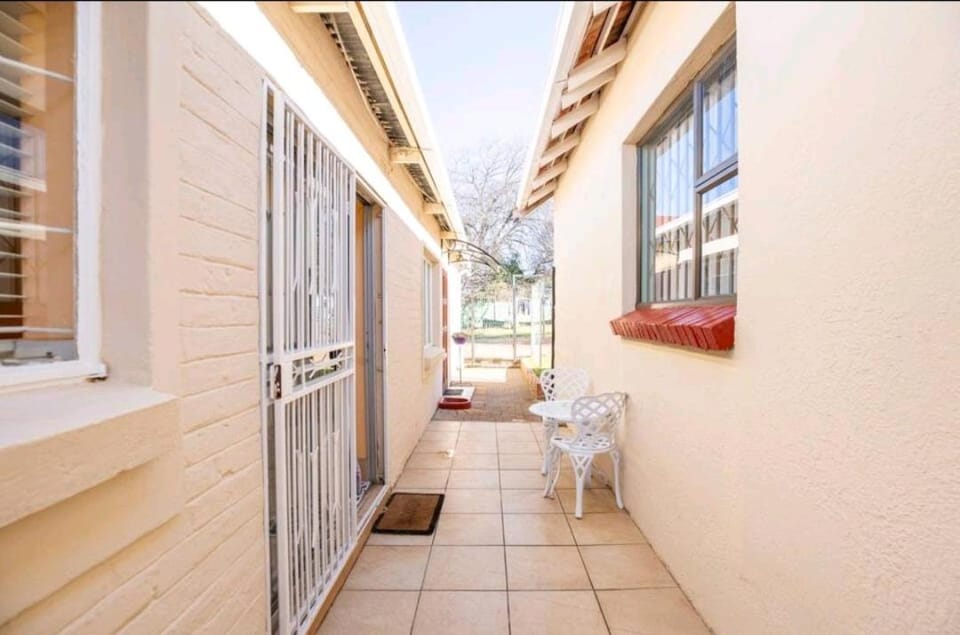 Lovely Linden Cottage with Solar Inverter Apartment in Johannesburg
