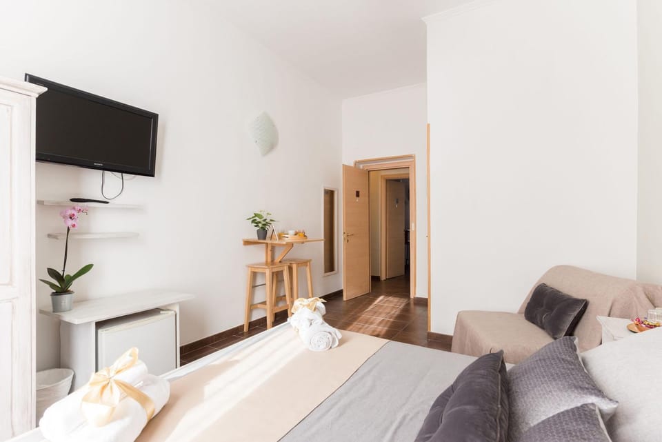 Bed, TV and multimedia, Photo of the whole room, Bedroom