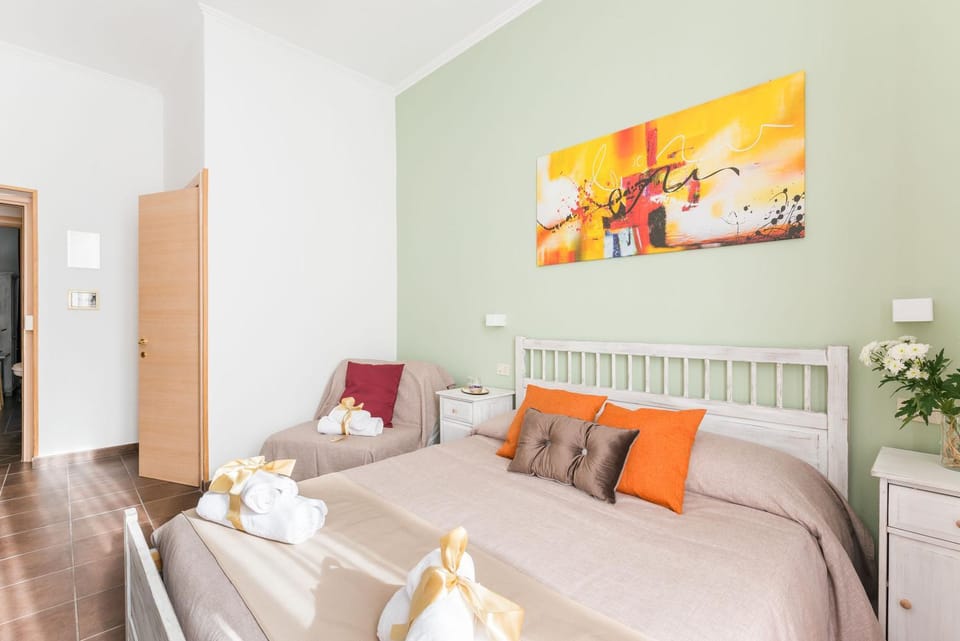 Bed, Photo of the whole room, Decorative detail, Bedroom