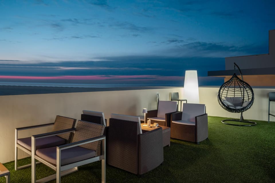 Property building, Natural landscape, Balcony/Terrace, Sea view, Sunrise, Sunset