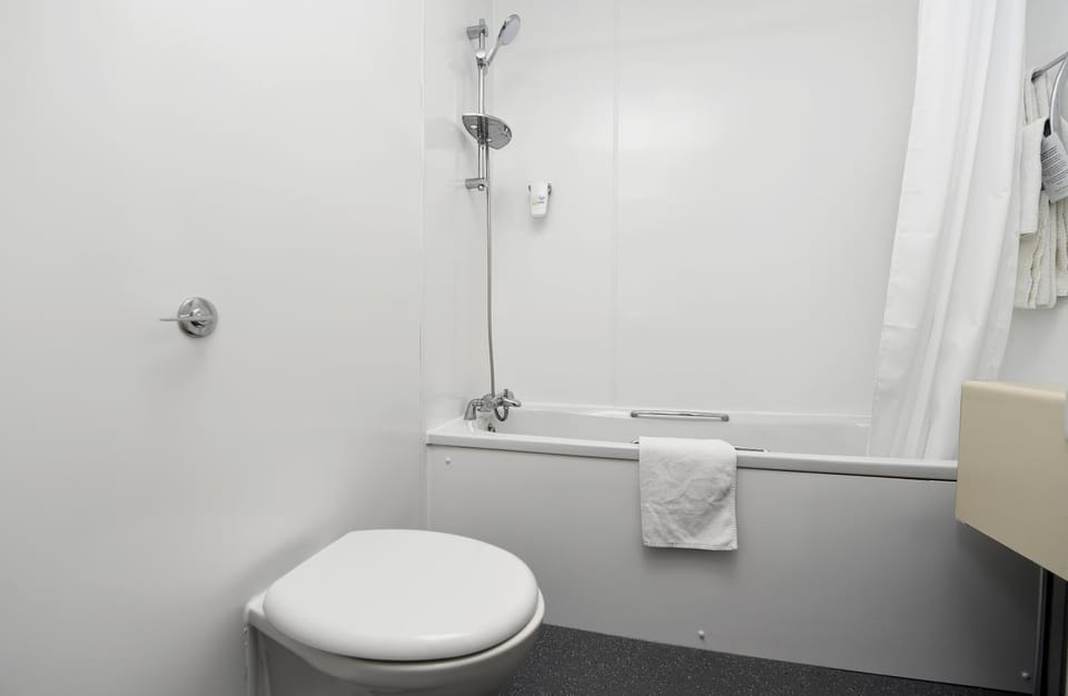 Shower, Toilet, Bathroom, towels