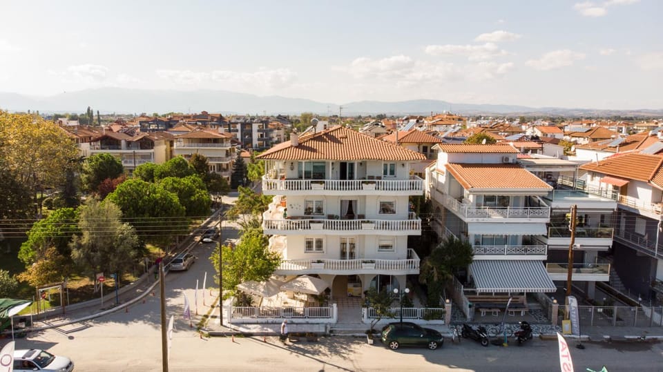 Nearby landmark, Facade/entrance, Neighbourhood, Natural landscape, Bird's eye view, Summer, Balcony/Terrace, Beach, Beach, City view, Mountain view, Sea view, Street view
