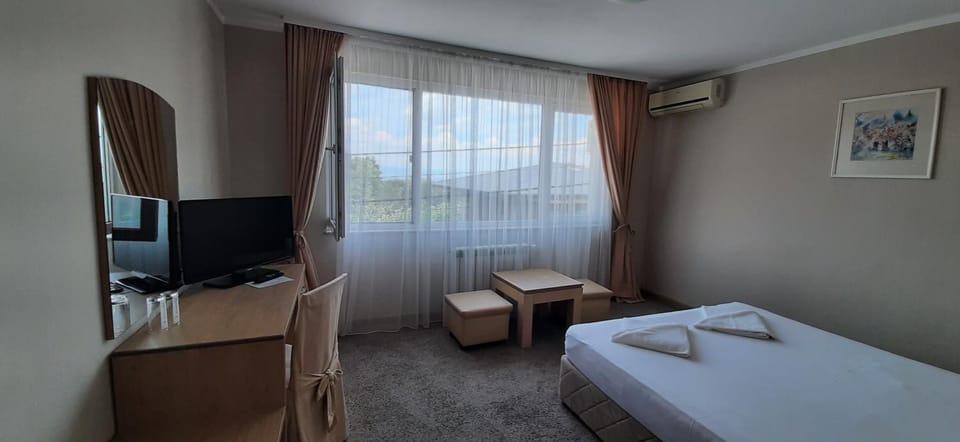 Bed, Photo of the whole room, Bedroom, air conditioner