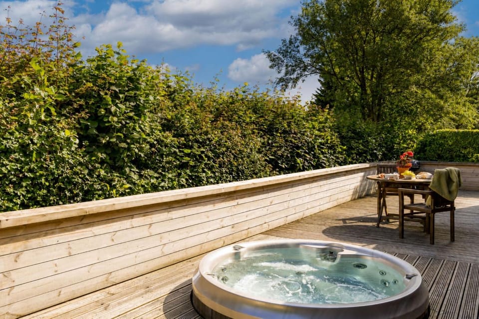 Garden, Hot Tub, Dining area
