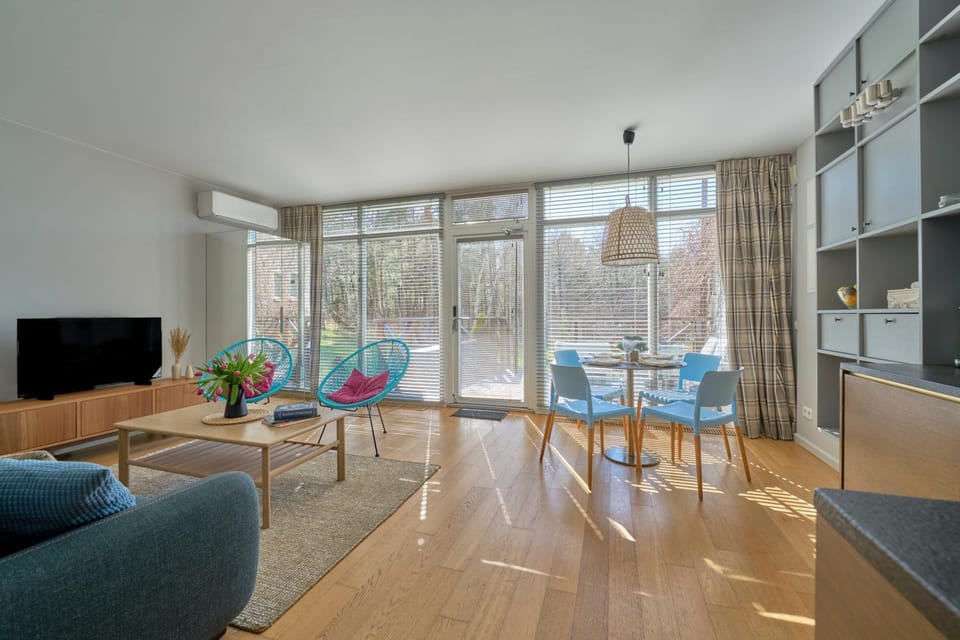 Communal lounge/ TV room, TV and multimedia, Living room, Seating area, Dining area, air conditioner