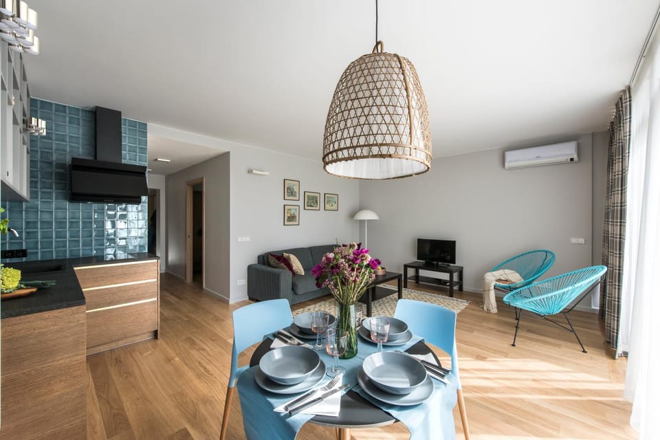 Kitchen or kitchenette, Living room, Seating area, Dining area