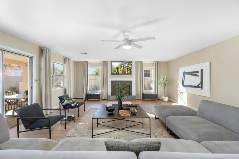 LUXURY Desert Oasis! 5 bedroom, 3 bath w HEATED POOL House in Mesa