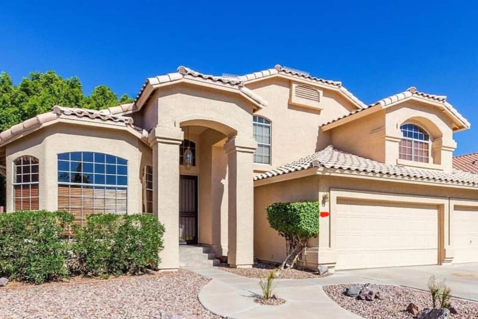 LUXURY Desert Oasis! 5 bedroom, 3 bath w HEATED POOL House in Mesa