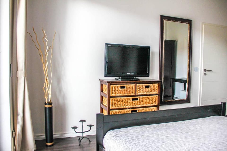 Bed, TV and multimedia, Photo of the whole room, Evening entertainment, Bedroom