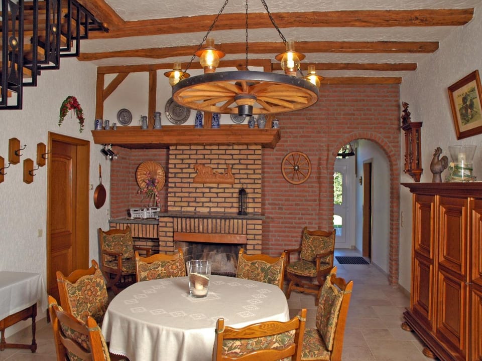 Restaurant/places to eat, Living room, Seating area, Dining area