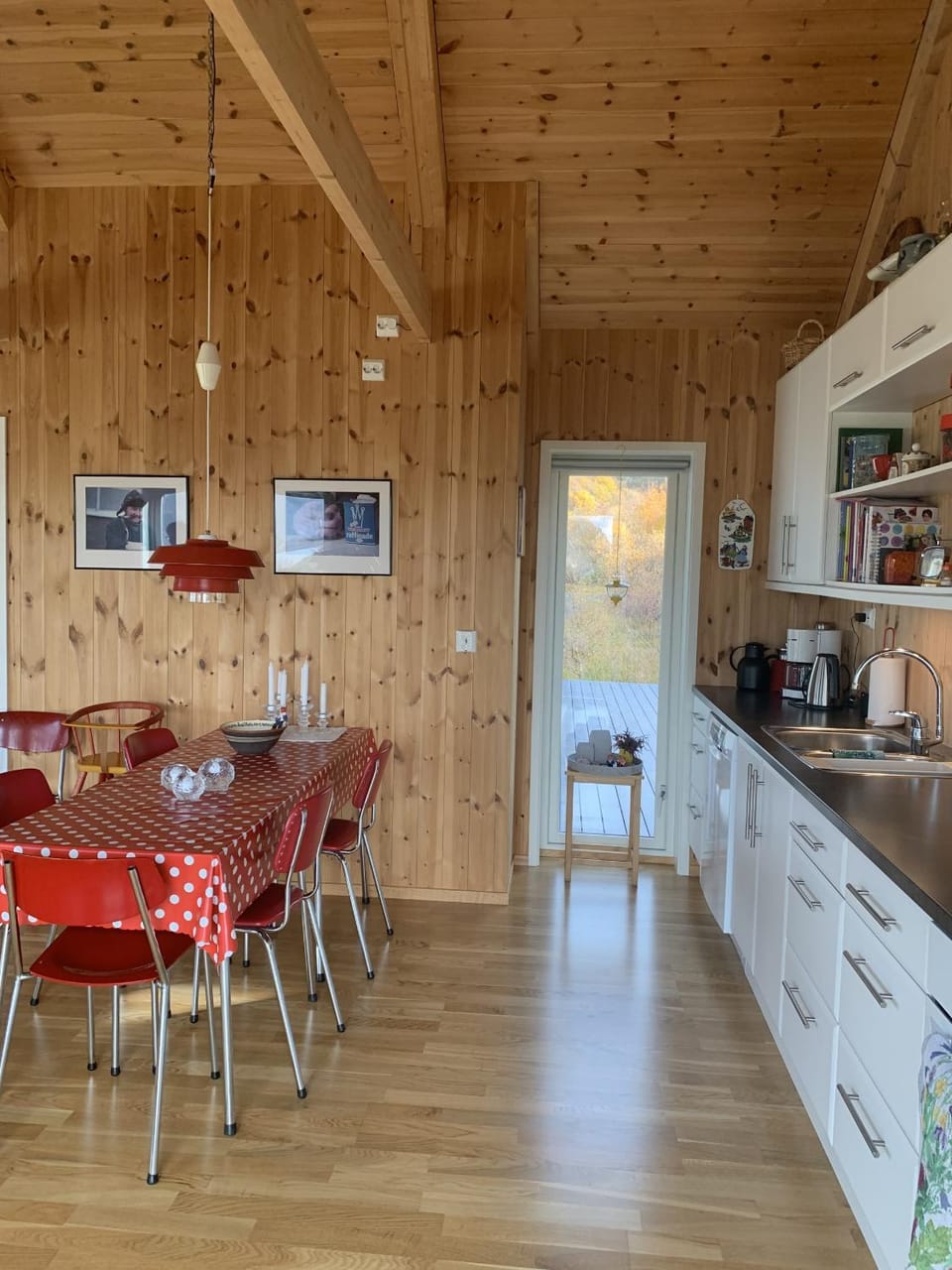 Coffee/tea facilities, Kitchen or kitchenette, Dining area, kitchen