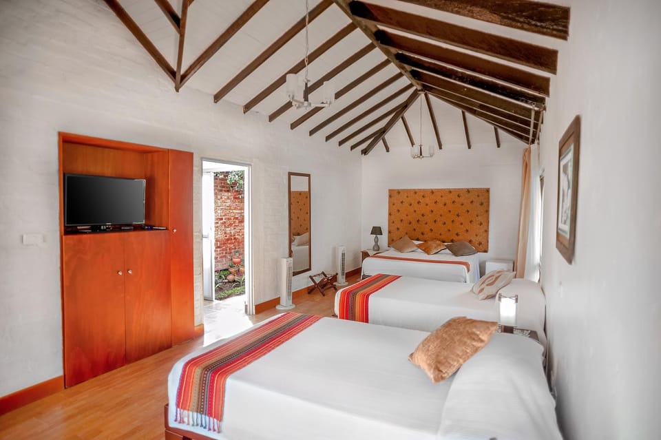 Bed, TV and multimedia, Bedroom