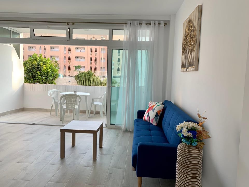 Calm, Cosy and Bright apartment renovated in playa del ingles- WiFi free Apartment in Maspalomas