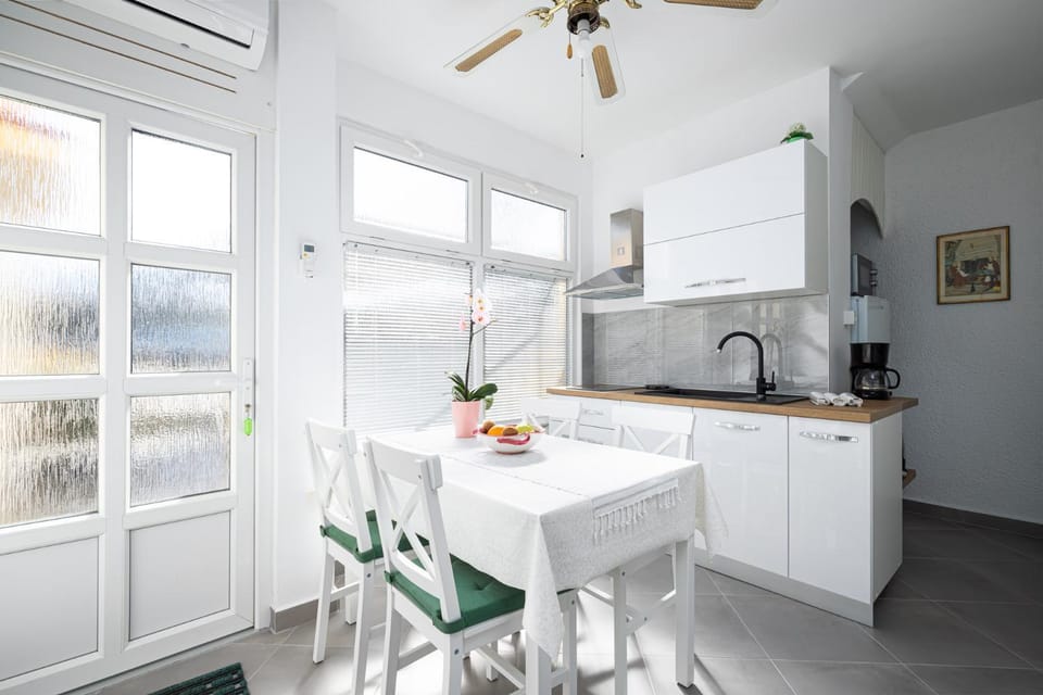 Seating area, kitchen