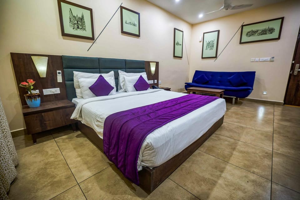 Bed, Living room, Photo of the whole room, Seating area, Bedroom