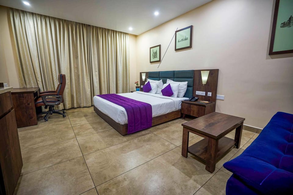Bed, Photo of the whole room, Seating area, Bedroom