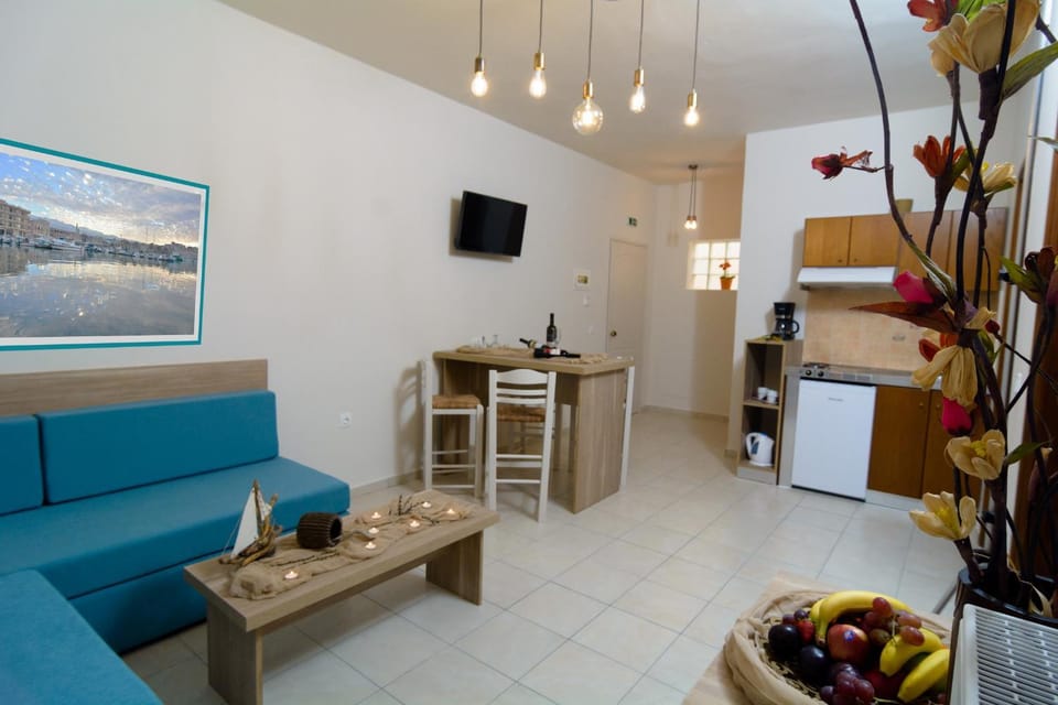 Toilet, TV and multimedia, Kitchen or kitchenette, Living room, Dining area, Bedroom