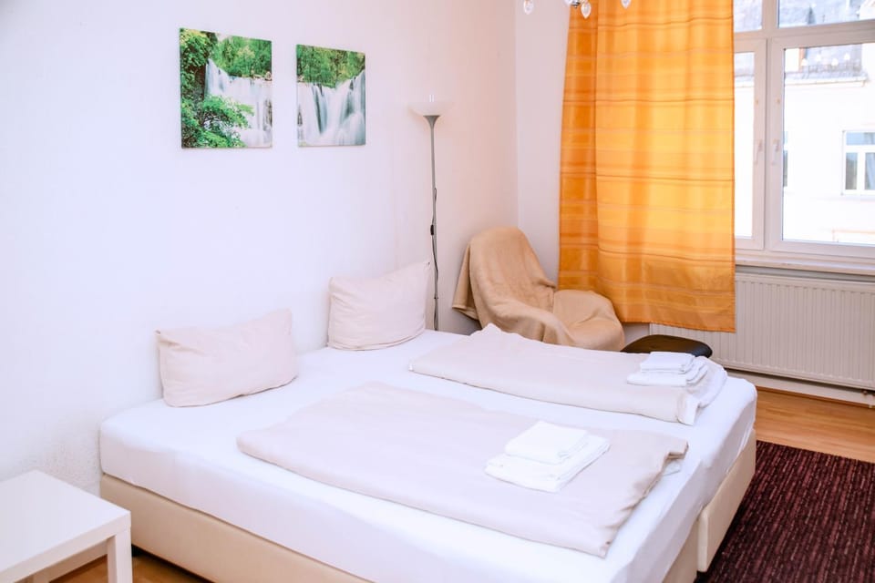 Bed, Bedroom, towels