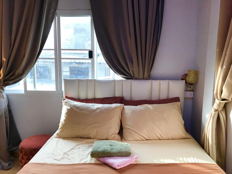 Bed, Bedroom, towels