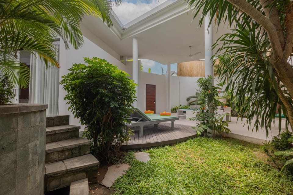 Patio, Day, Natural landscape, Garden, Living room, Seating area, Garden view