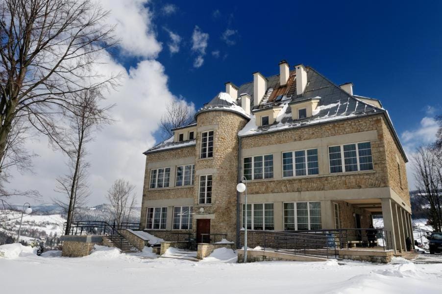 Property building, Day, Winter