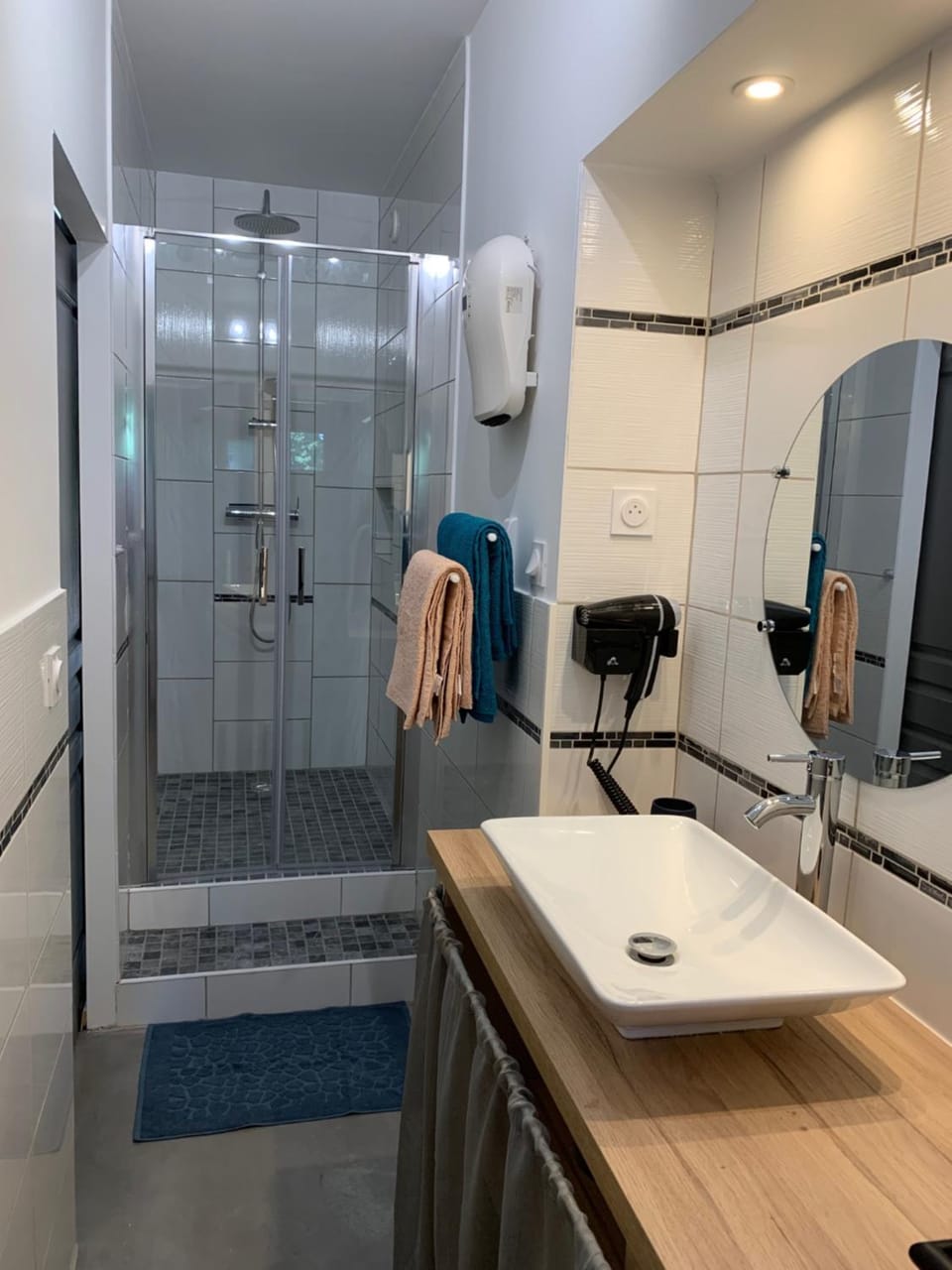 Shower, Bathroom, heating, towels