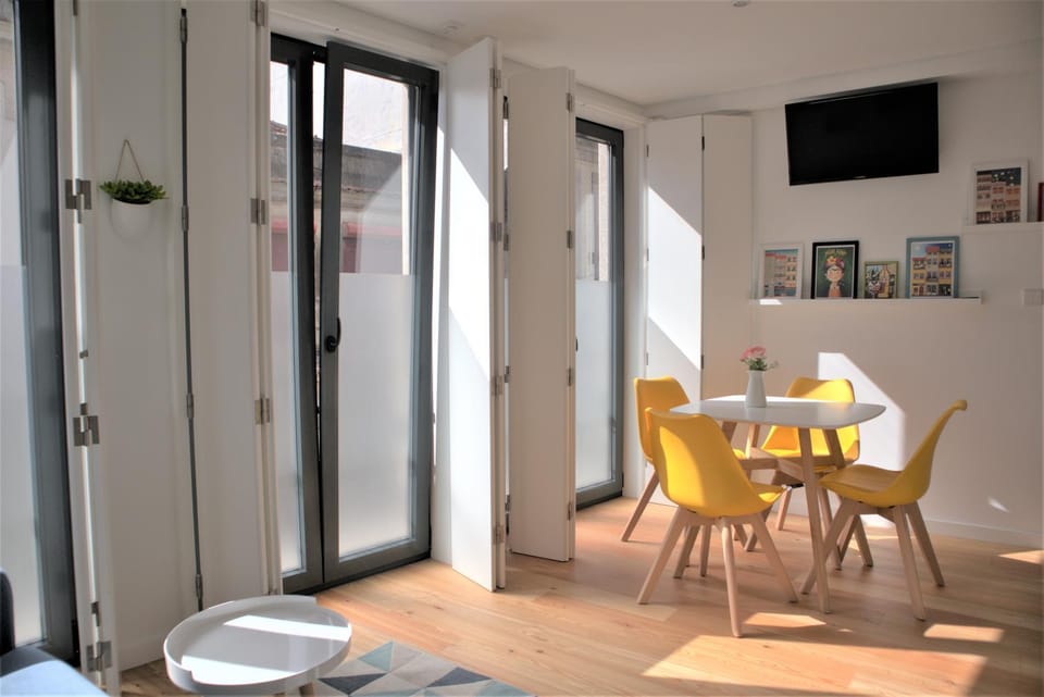 NEW! Colorful and central (9 min-walk to main station) Apartment in Porto