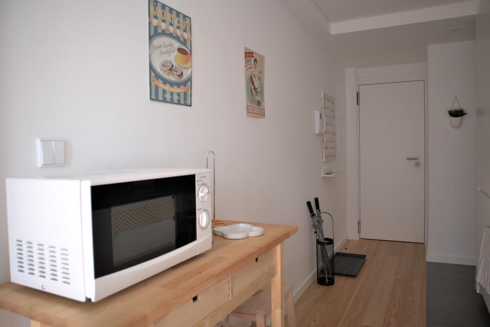 NEW! Colorful and central (9 min-walk to main station) Apartment in Porto