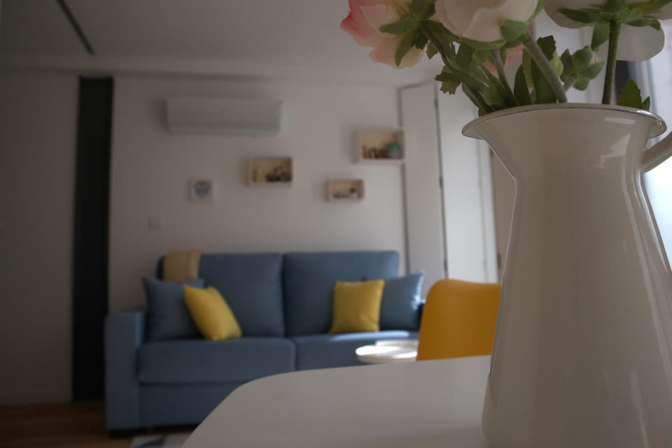 NEW! Colorful and central (9 min-walk to main station) Apartment in Porto