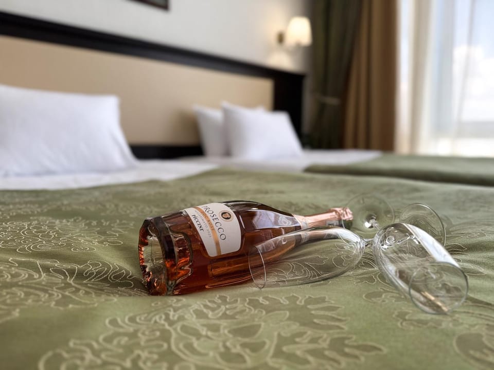 Bed, Drinks, Alcoholic drinks