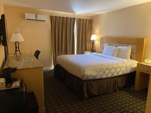 Lemon Tree Hotel and Suites Hotel in Orange