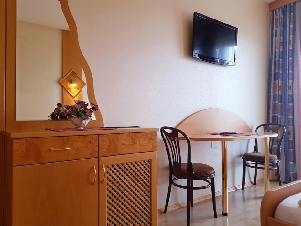 TV and multimedia, Seating area, Bedroom