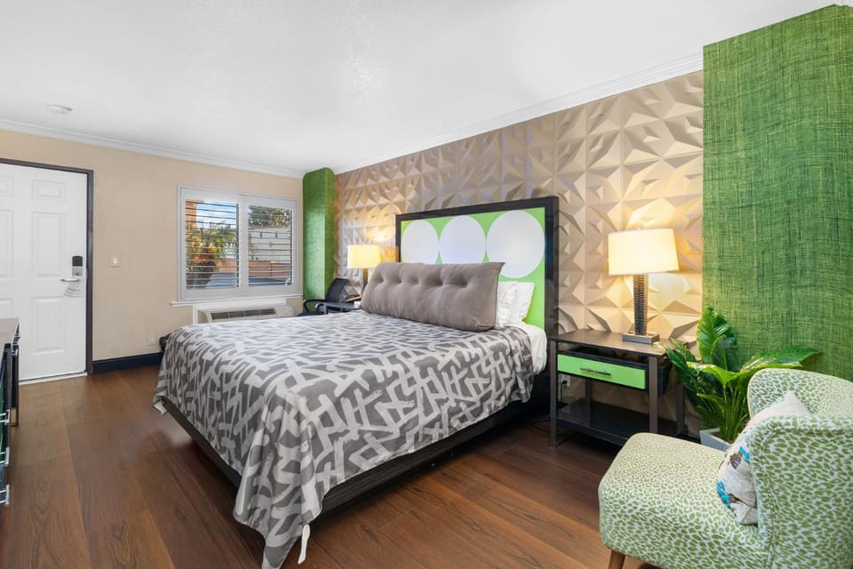 Bed, Photo of the whole room, Bedroom