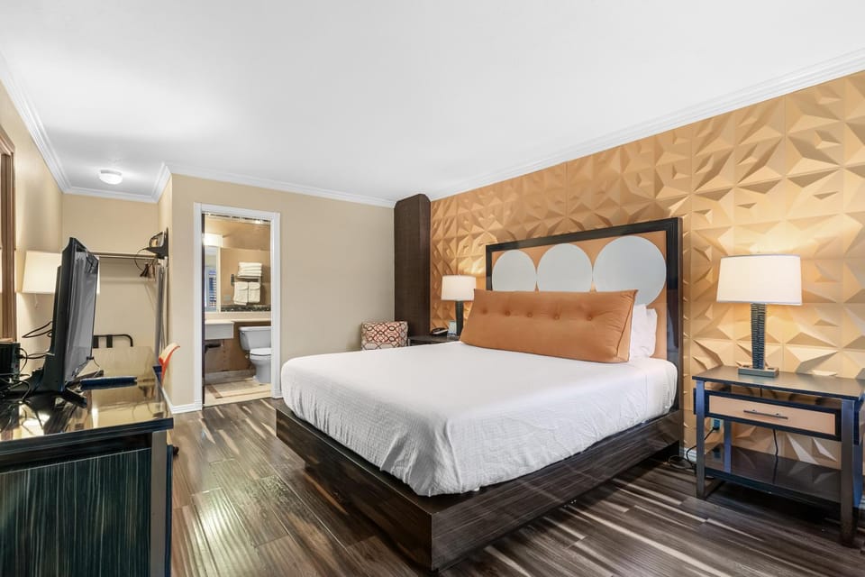Bed, TV and multimedia, Photo of the whole room, Bedroom