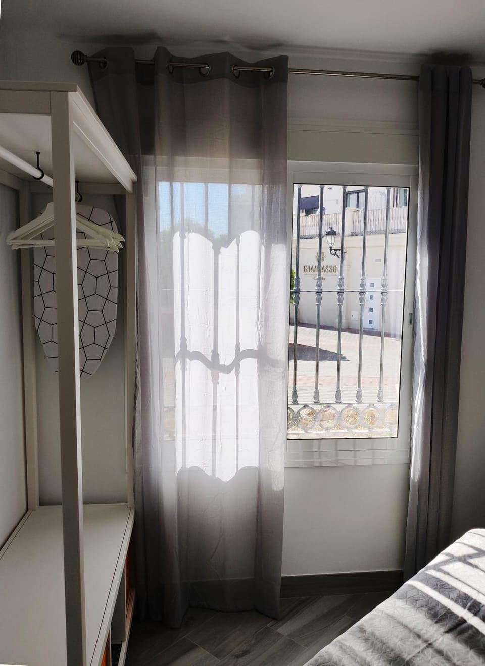 Bedroom, Garden view, Street view