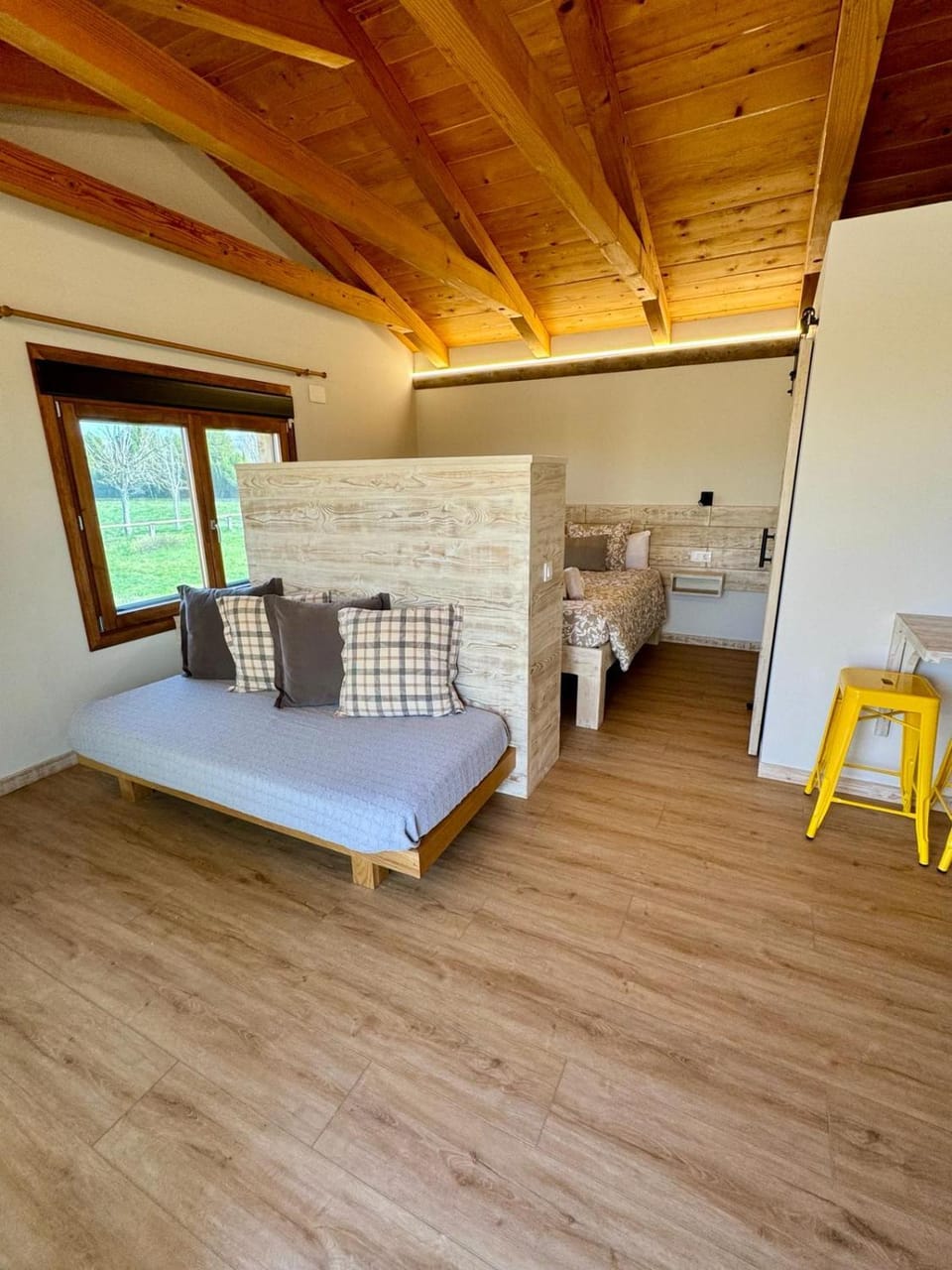 Bed, Living room, Photo of the whole room, Seating area