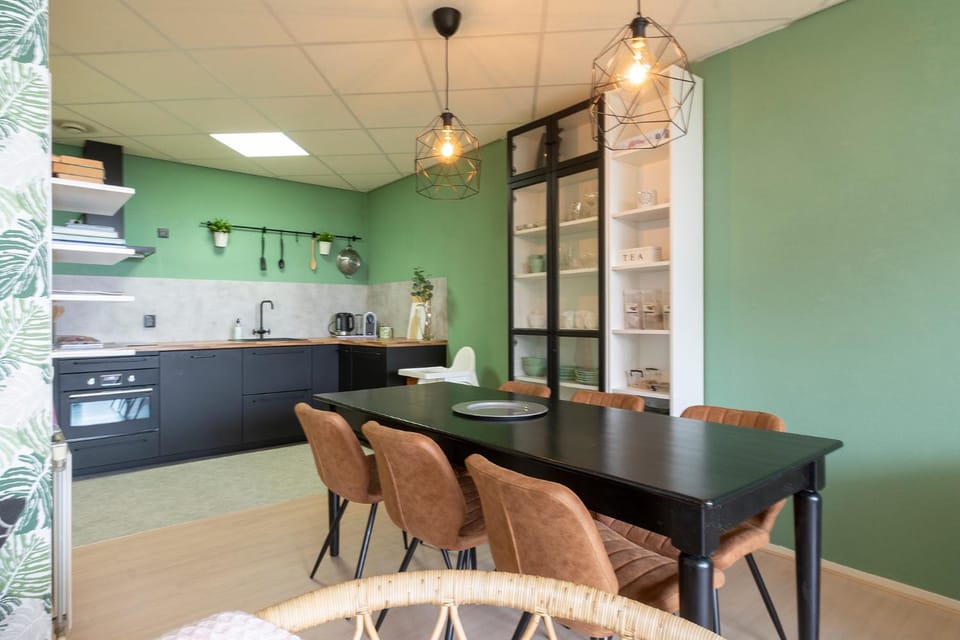 Kitchen or kitchenette, Dining area