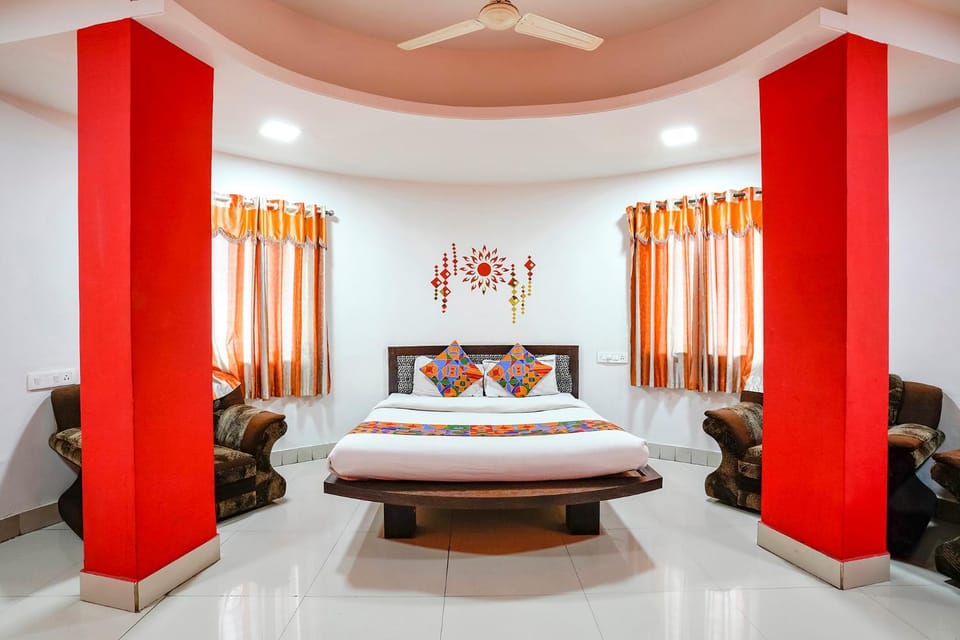 Photo of the whole room, Seating area, Bedroom