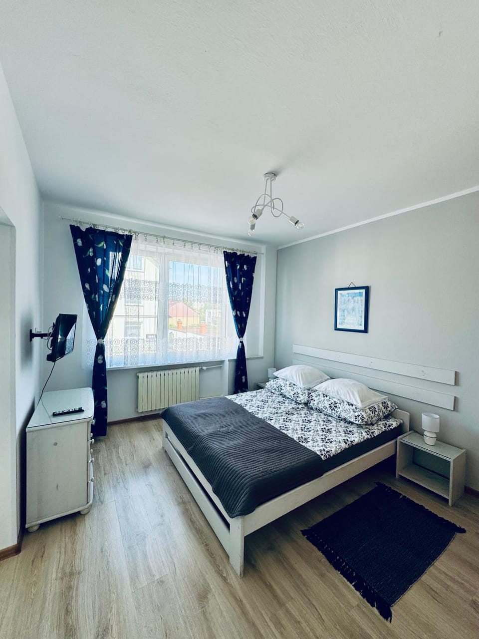 Bed, TV and multimedia, Bedroom